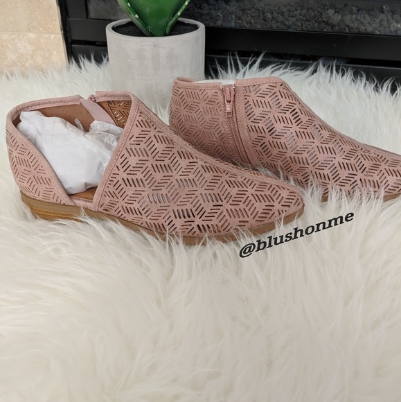 Side Cut Laser Cut Out Flats - Picture 2 of 5